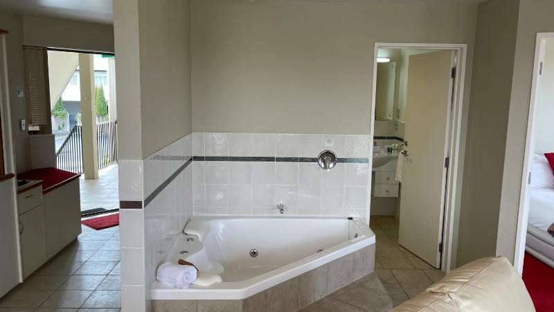 Chantillys Motor Lodge - image 24