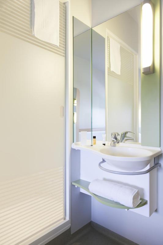 Classic Double Room image 3