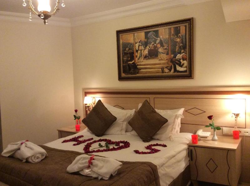 Double or Twin Room with Sea View - With Balcony image 4