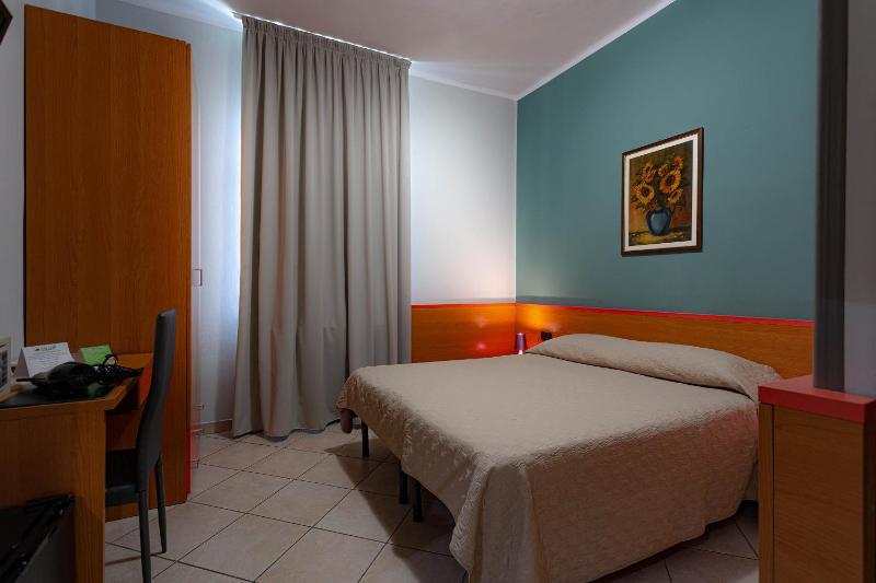 Double Room image 3