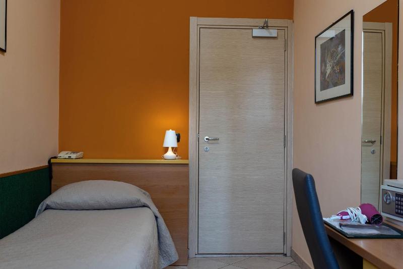 Single Room image 4