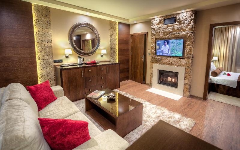 Deluxe Suite with Pool and Mountain View image 2