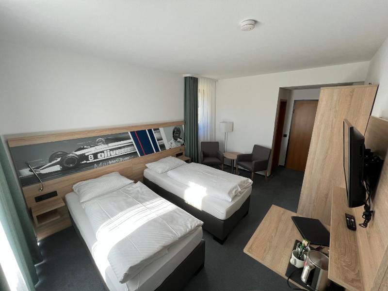 Twin Room image 3