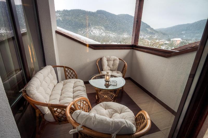 Deluxe Suite with Pool and Mountain View image 4