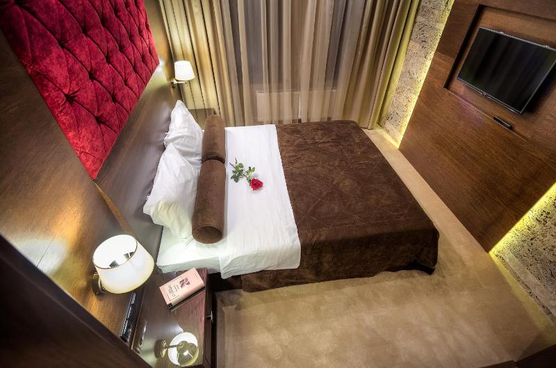 Deluxe Suite with Pool and Mountain View image 2