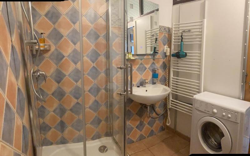 Single Room with Shared Shower and Toilet image 3