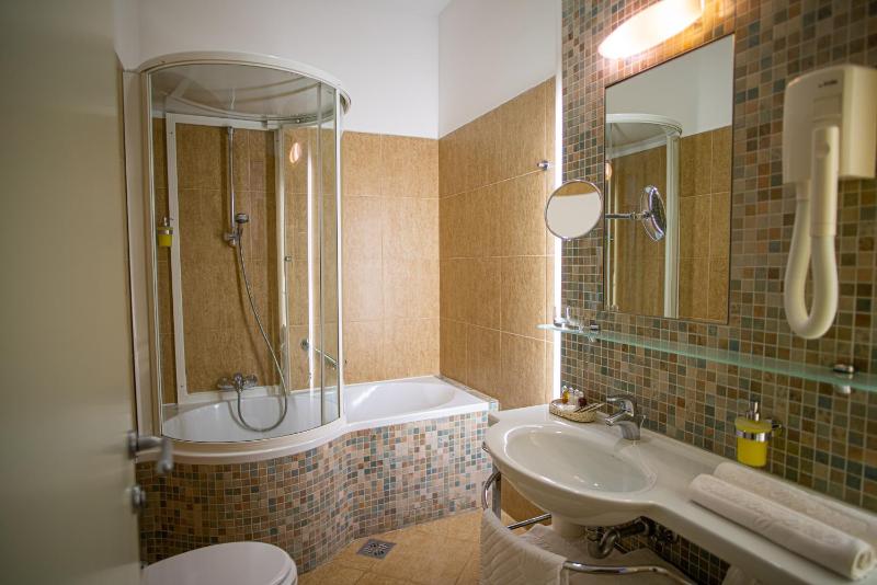 Luxury Double Room with Balcony and Sea View image 4