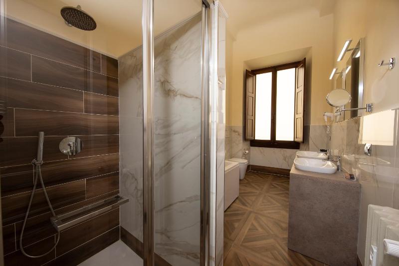 Deluxe Double Room image 2