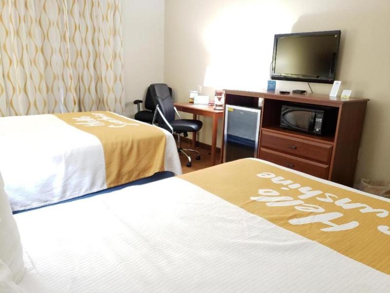 Queen Room with Two Queen Beds - Non-Smoking image 3