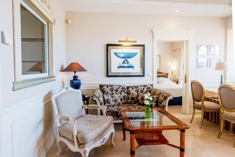 Two Bedroom Suite with Pool View image 4