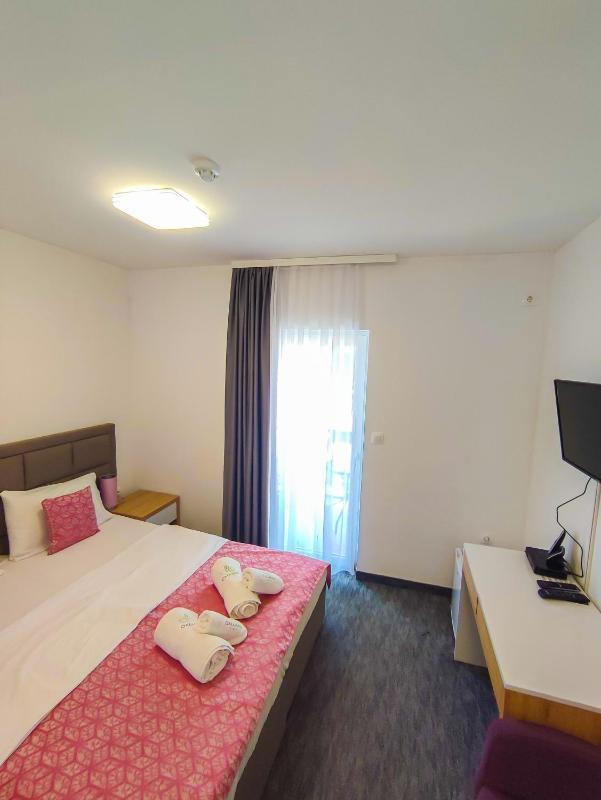 Double Room with Balcony image 4
