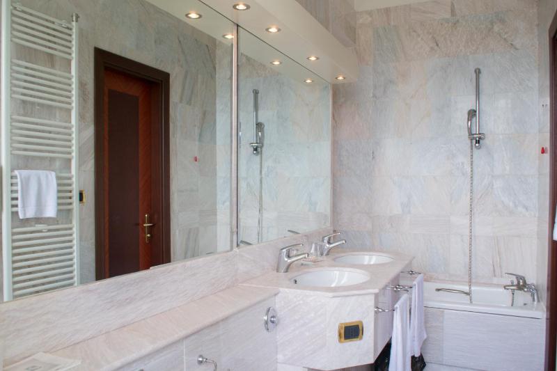 Classic Double Room with Balcony image 3