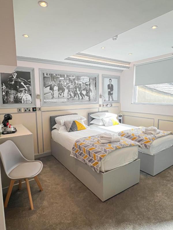 Deluxe Double or Twin Room image 1