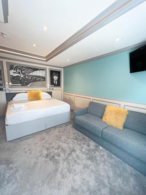 Deluxe Family Room image 2