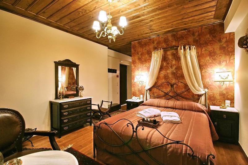 Family Deluxe Room with Fireplace image 3