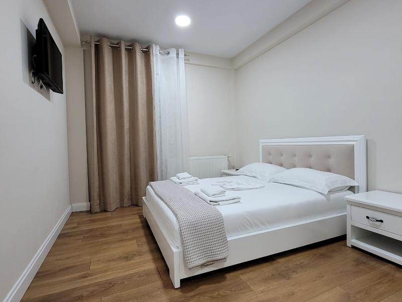 Double Room with Balcony image 1