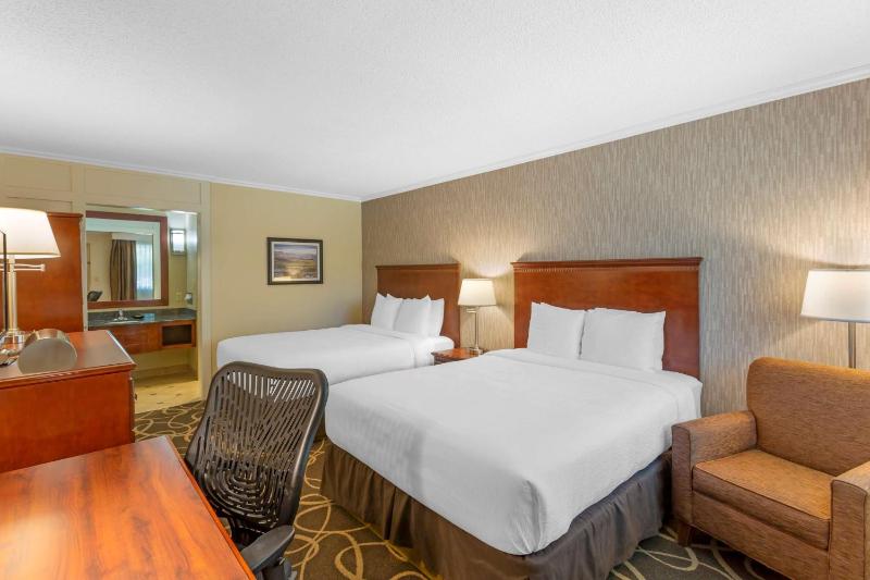 Queen Room with Two Queen Beds and Courtyard View - Pet Friendly/Non-Smoking image 1