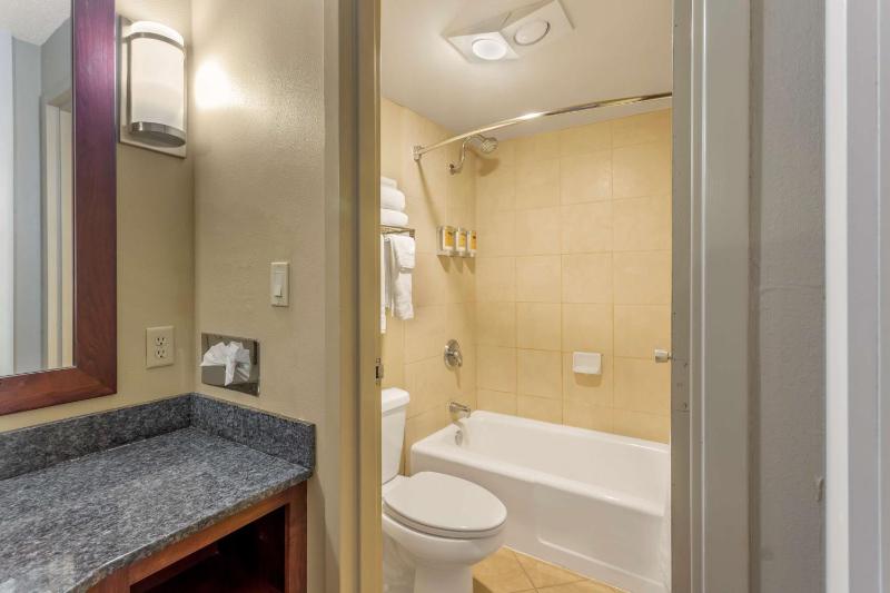 Queen Room with Two Queen Beds and Courtyard View - Pet Friendly/Non-Smoking image 3
