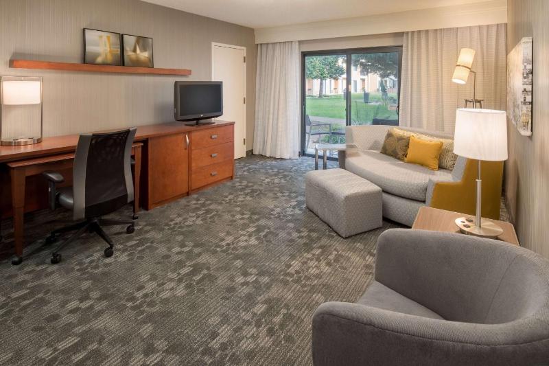 One-Bedroom King Suite image 3