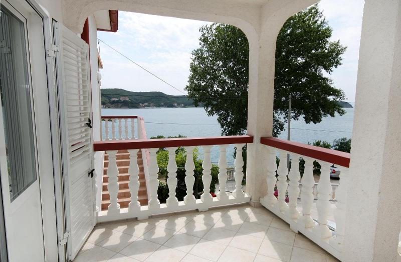 One-Bedroom Apartment with Terrace and Sea View image 3