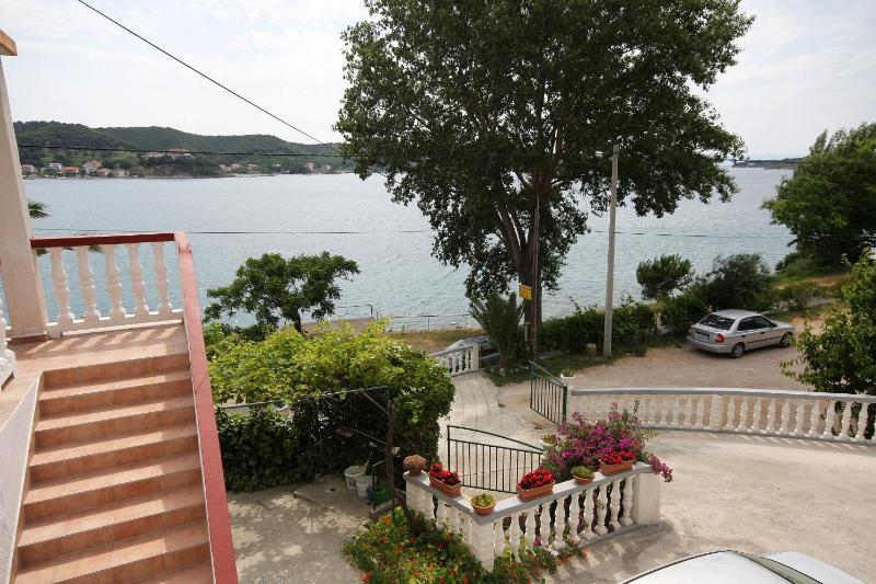One-Bedroom Apartment with Terrace and Sea View image 2