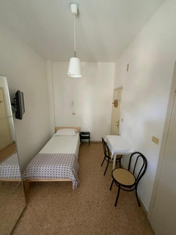 Single Room image 4
