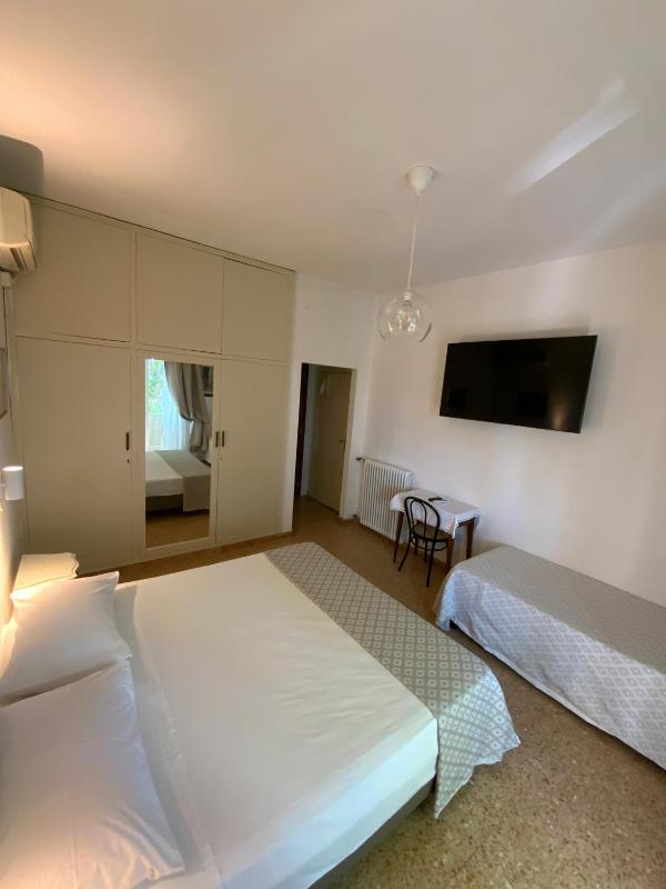 Double Room image 4