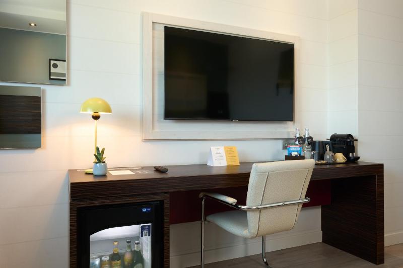 Standard King Room image 4