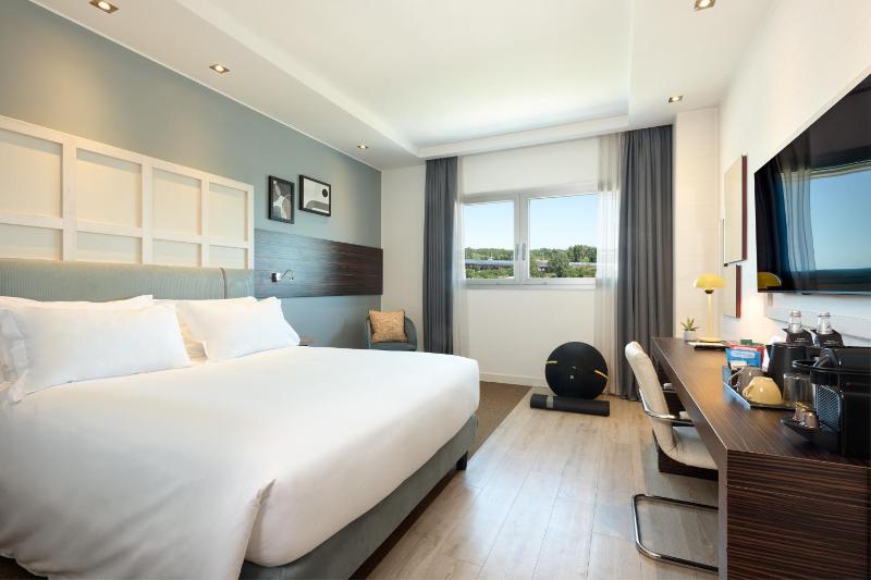 Premium Queen Room image 1