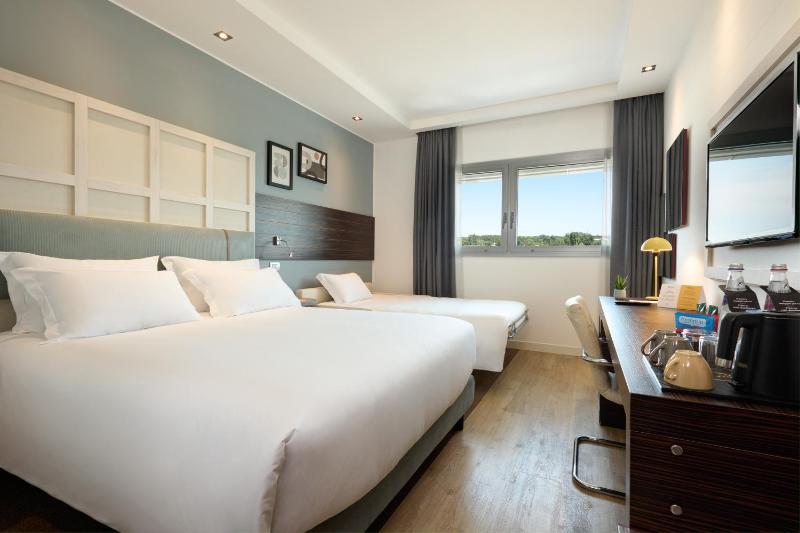 Standard Queen Room with Sofa Bed - Non-Smoking image 1