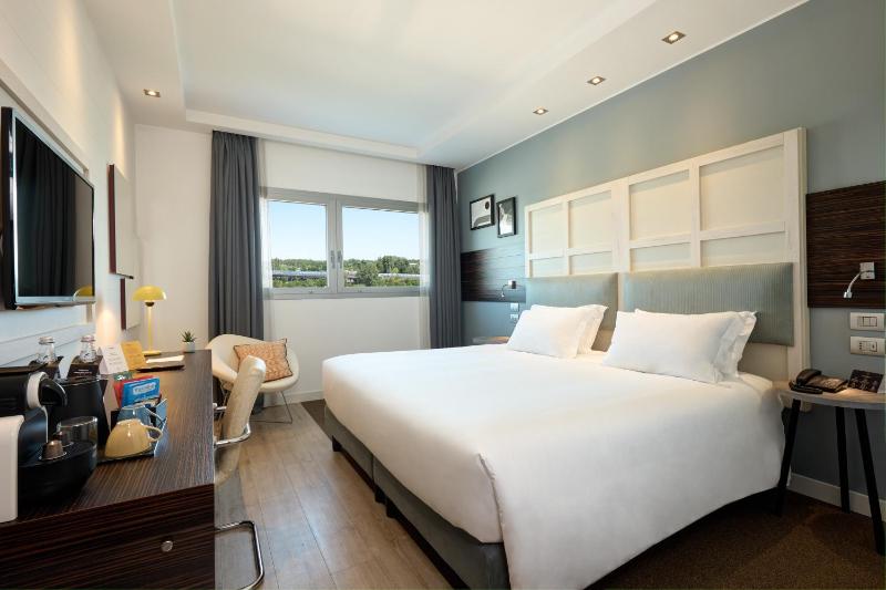 Standard King Room image 1