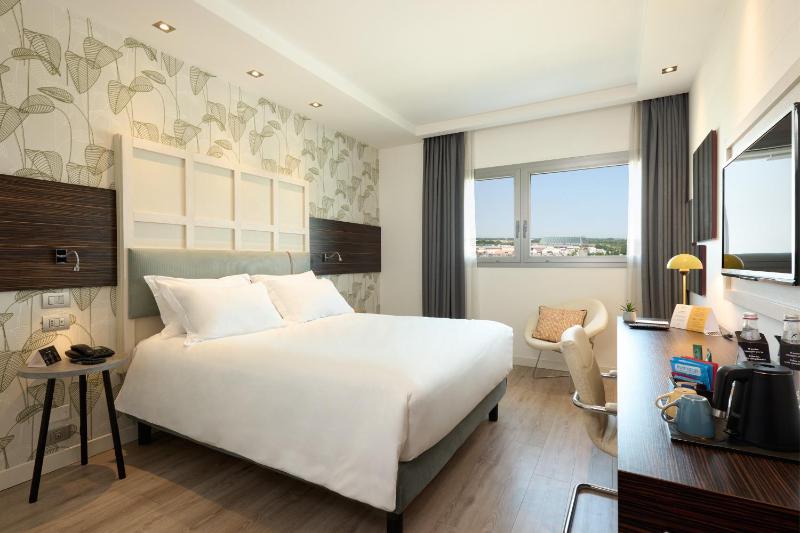 Standard Queen Room image 1