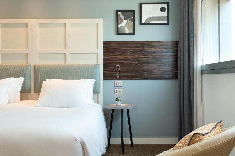 Standard King Room image 3