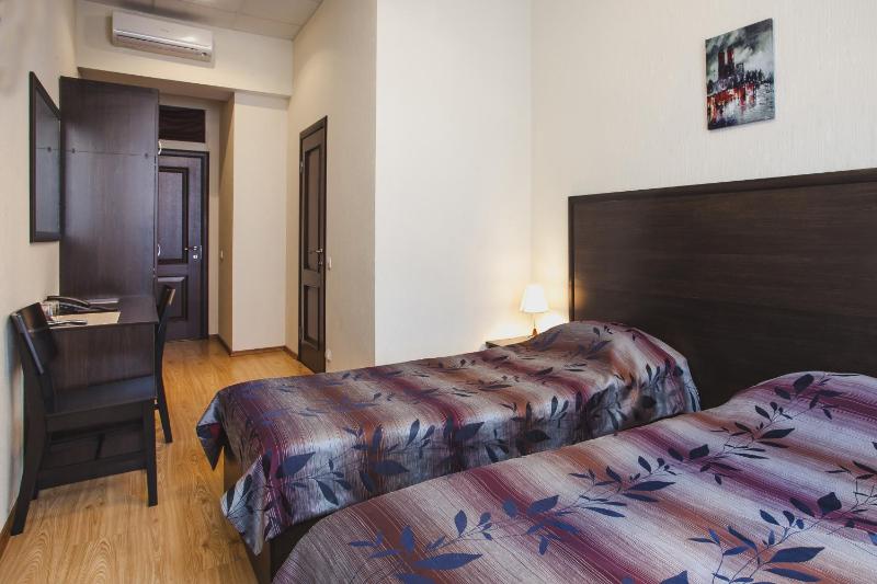 Standard Twin Room image 2