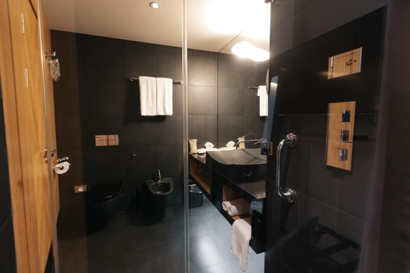 Deluxe Twin Room image 2