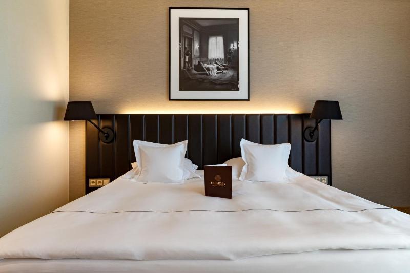 Double Room with Lake View image 3