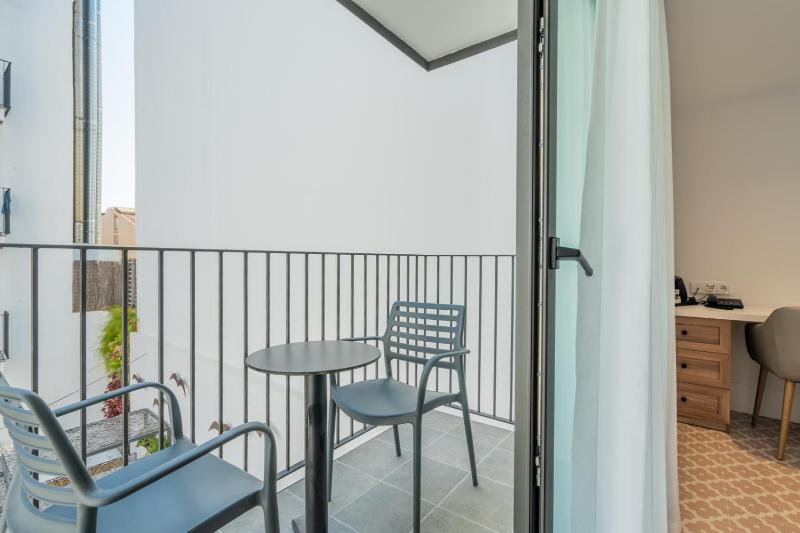 Junior Suite with Balcony image 3