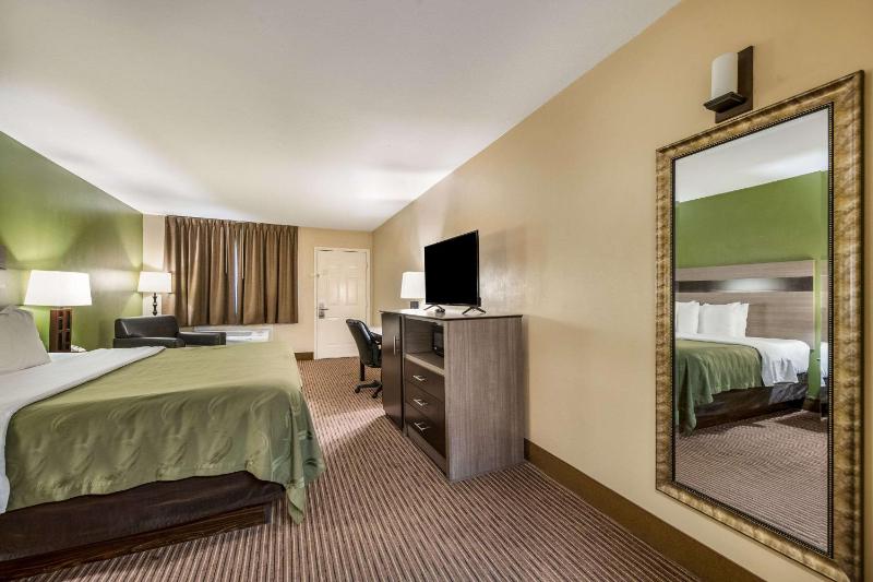 King Room - Accessible/Smoking image 4