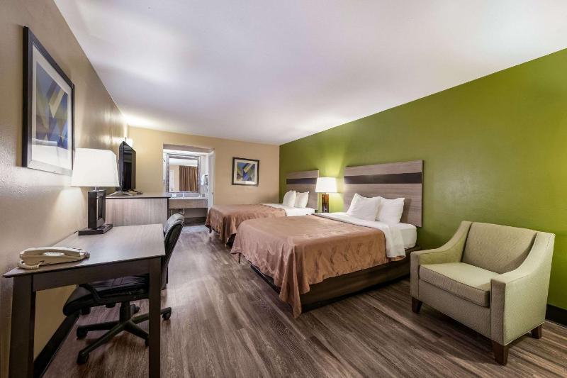 Double Room with Two Double Beds - Accessible/Smoking image 4