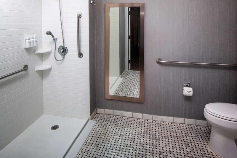King Room with Accessible Shower - Disability Access image 3