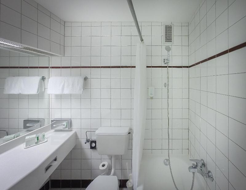 Queen Room with Balcony image 3