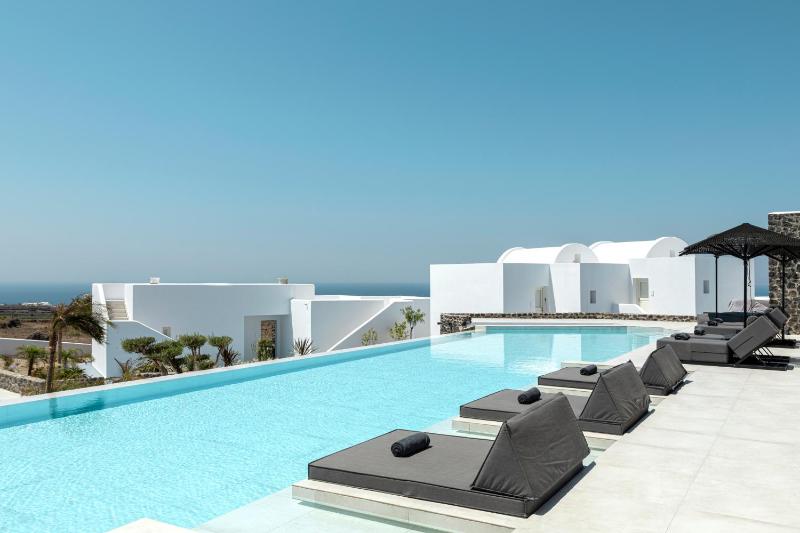 Aqua Pool Suite image 3