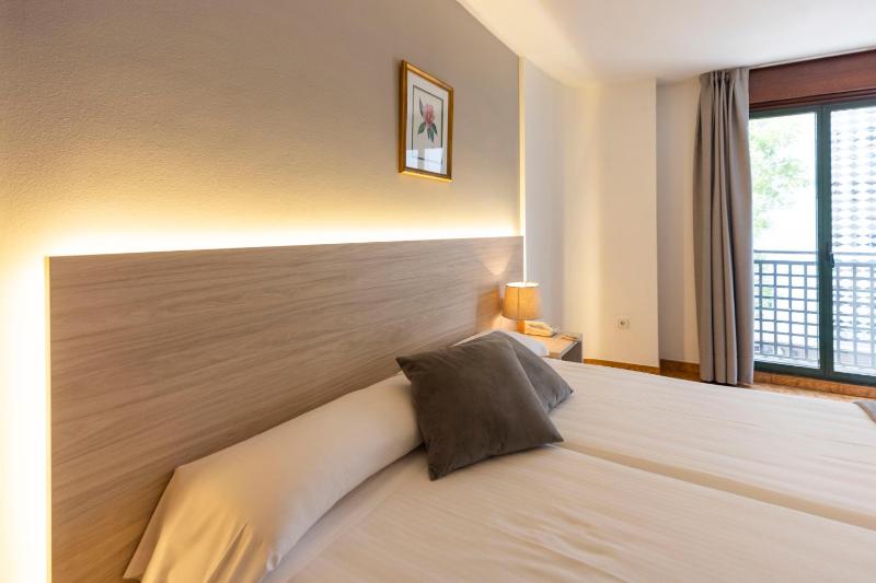 Twin Room image 1