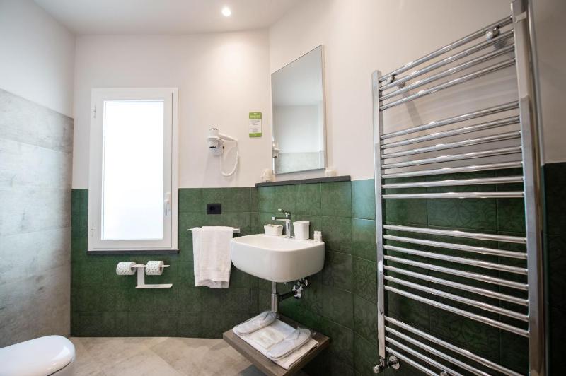 Superior Double or Twin Room with Sea View image 3