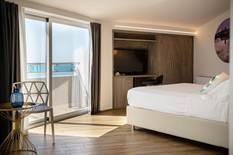 Deluxe Double or Twin Room image 4