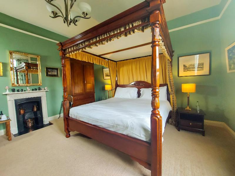 Double Room with Ensuite Bathroom image 4