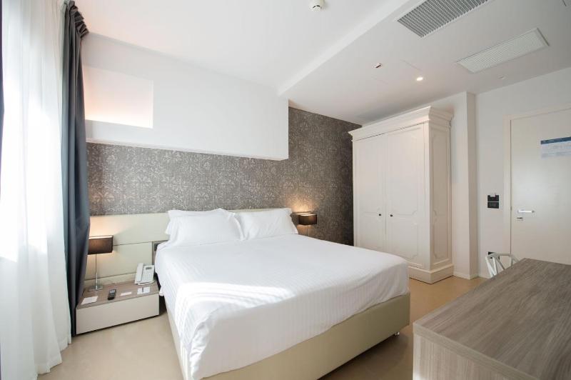 Standard Double or Twin Room image 4