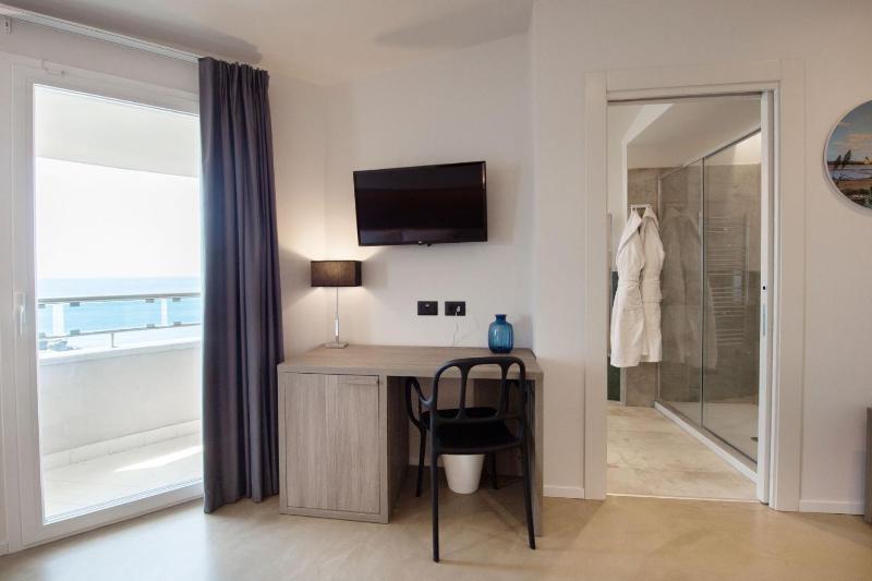 Superior Double or Twin Room with Sea View image 4