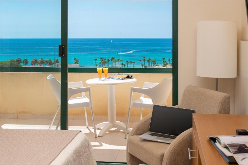 Double Room with Balcony and Sea View image 4