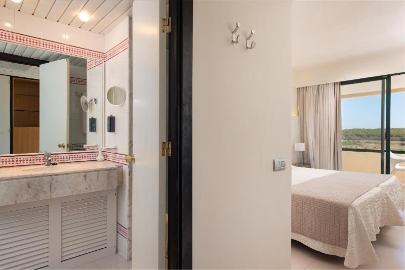 Double Room with Balcony and Side Sea View image 3